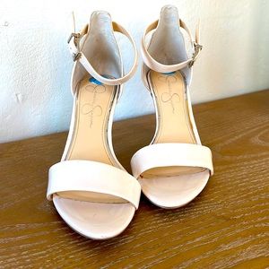 Jessica Simpson creamy/nude hint of pale pink  patent leather heels